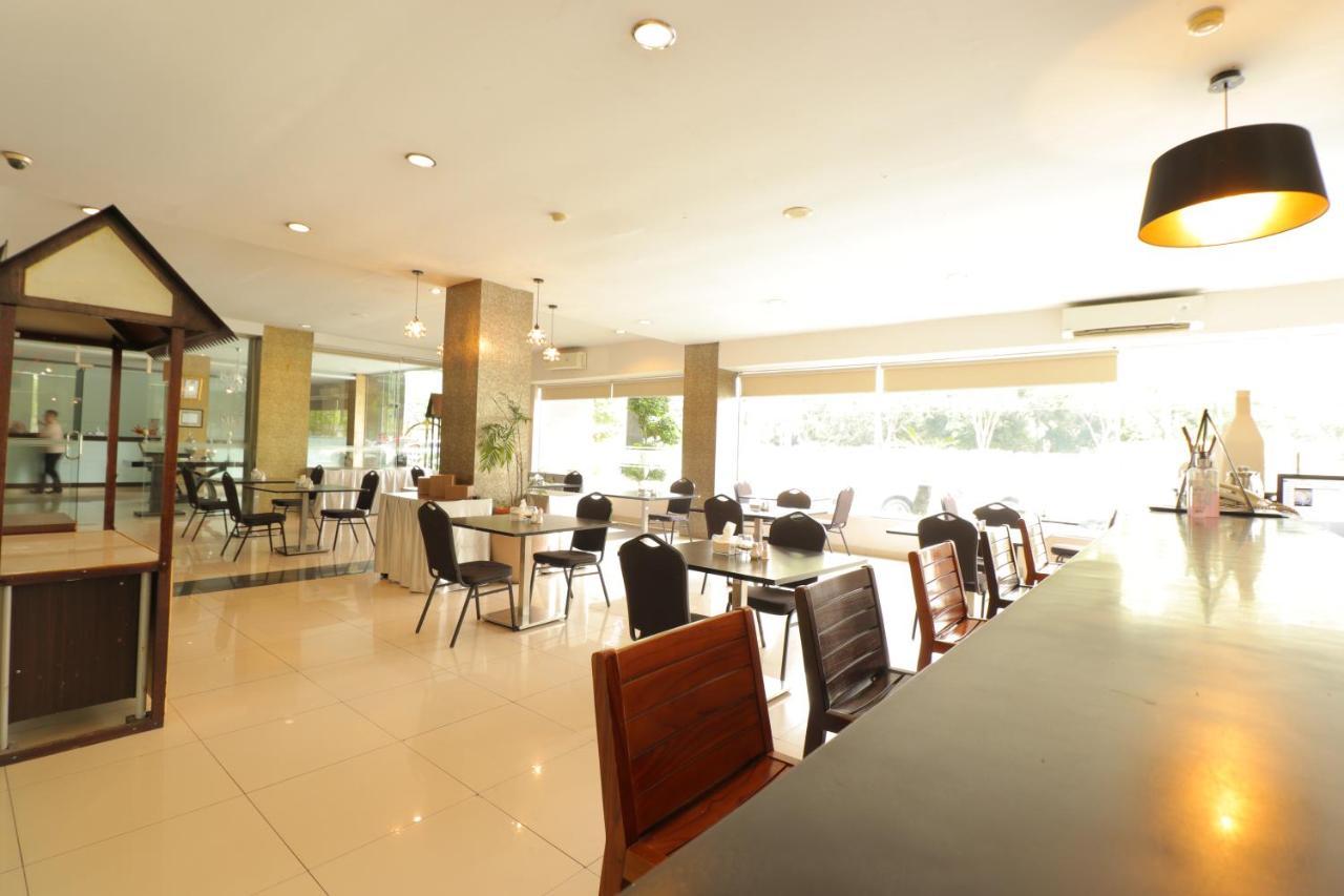Saka Hotel Medan Sunggal Exteriör bild