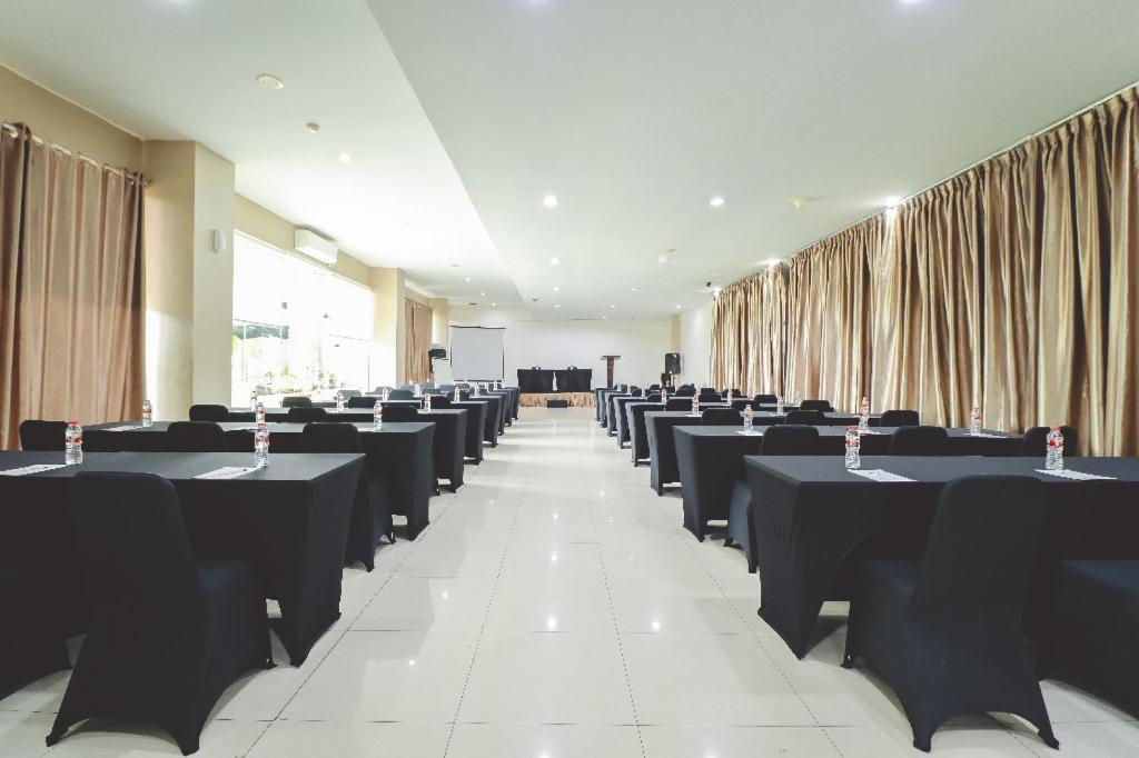 Saka Hotel Medan Sunggal Exteriör bild